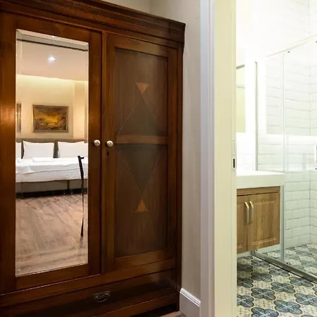 Level Suites - 203 Apartman *